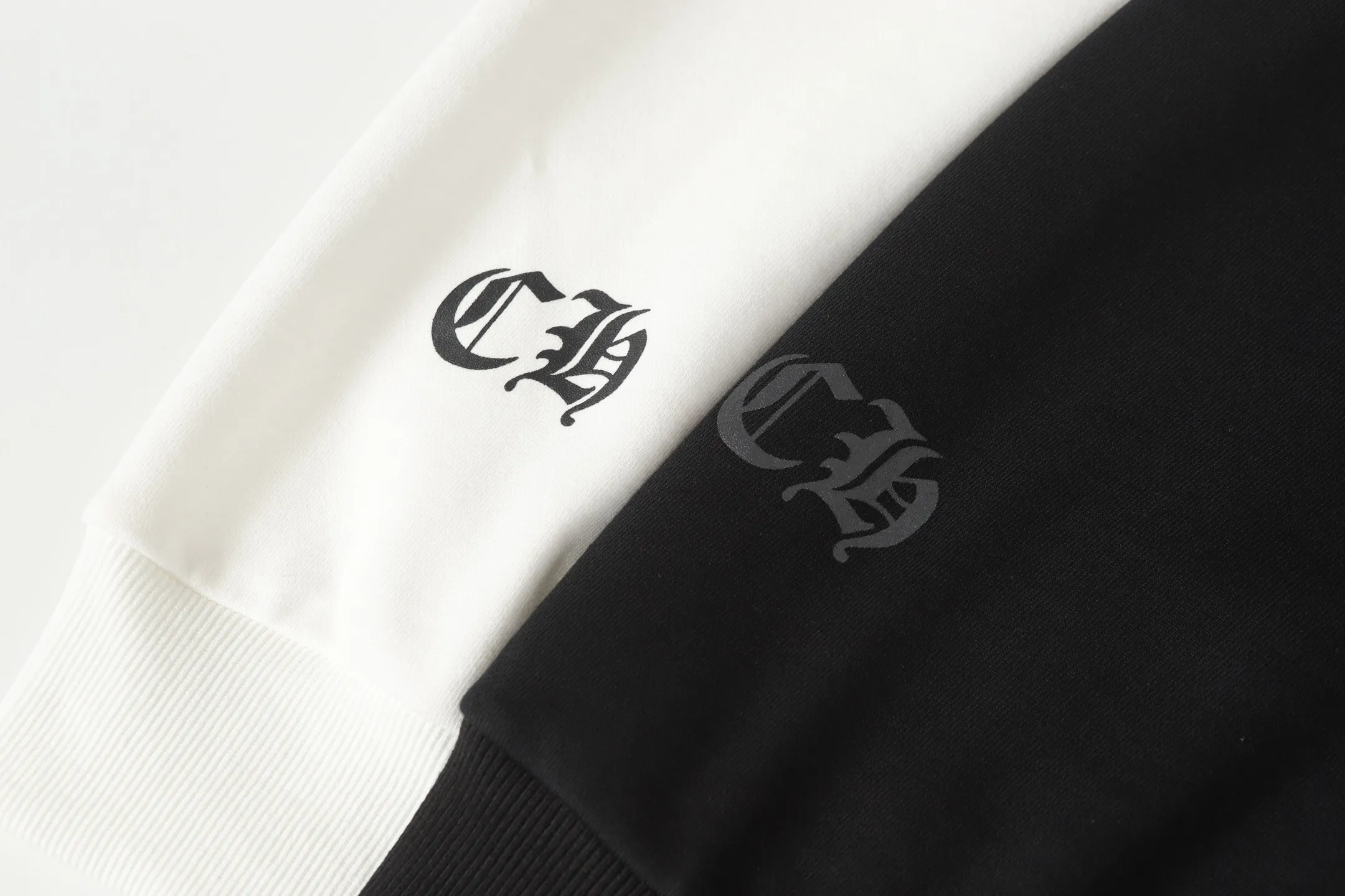 P210 Round neck sweatshirt. Remember to note sweatshirt when ordering #Y2902 Cross-border running quantity model. Please do not place an order if you pursue perfection. -Chrome Hearts/Chrome Hearts 23ss Sanskrit printed popular round neck sweatshirt -High weight, high density and high quality. The wool is soft, delicate and skin-friendly. Soft and silky to the touch. Excellent warmth and skin-friendliness. -Colour: black white -Size: S M L XL